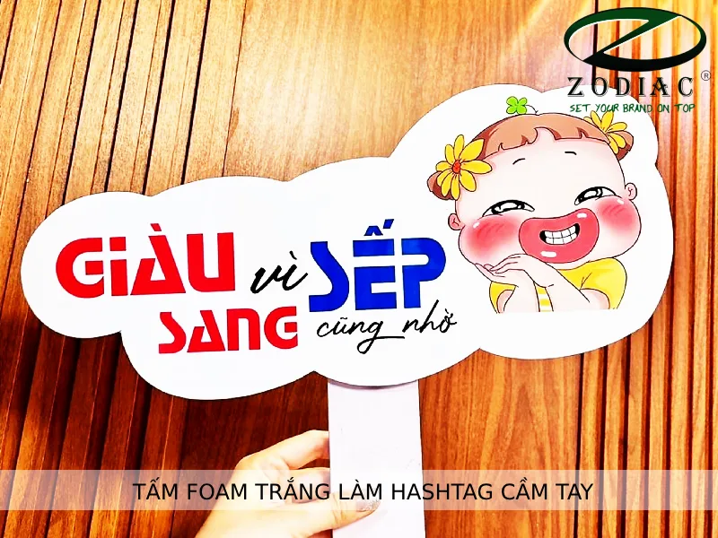 Tấm foam trắng làm hashtag cầm tay