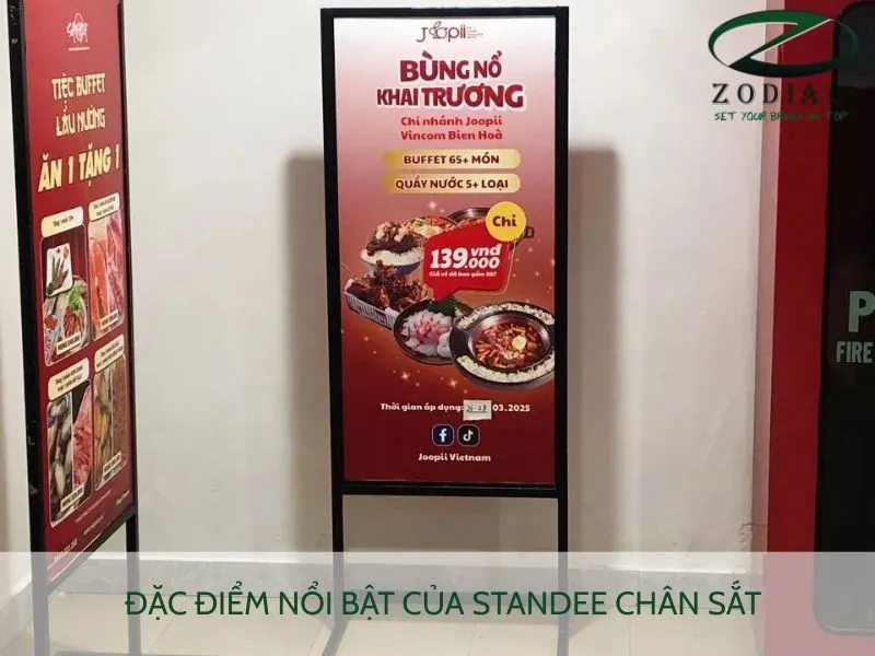 Đặc điểm nổi bật của standee chân sắt