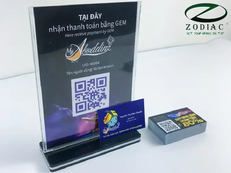 Standee Mica đế đen tại ZODIAC
