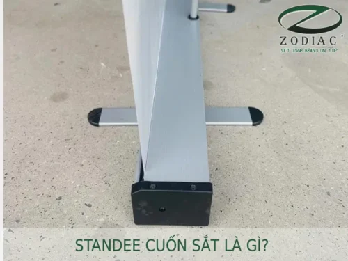 Standee cuốn sắt là gì?
