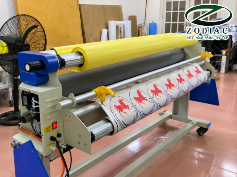 Cán màng decal khổ lớn